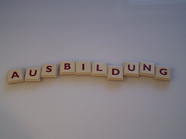 Buchstabenteile die das Wort "Ausbildung" legen