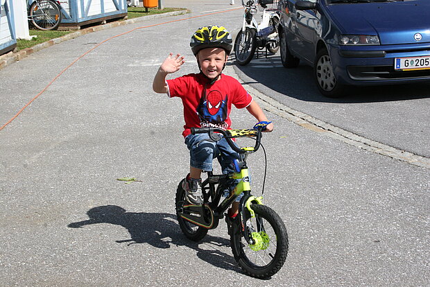 Kind auf einem Fahrrad