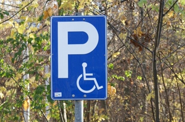 Foto: Behindertenparkplatz © Querschnitt, pixelio.de