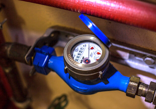 Foto: Wasserzähler-Uhr © Rainer Sturm, pixelio.de