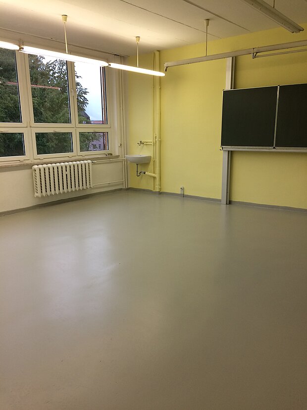 Foto: Elternschaft der Schule Fußboden des Klassenzimmers renoviert