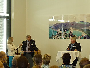 Dr. Helmut Müller, ehemaliger Oberbürgermeister der Stadt Wiesbaden, stellte das Projekt "Klartext für Wiesbaden" vor. Dr. Helmut Müller, ehemaliger Oberbürgermeister der Stadt Wiesbaden, stellte das Projekt "Klartext für Wiesbaden" vor.