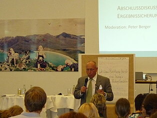 Die Veranstaltung wurde moderiert von Peter Berger, Journalist, Medienberater und Autor des Buches "Flotte Schreiben vom Amt". Die Veranstaltung wurde moderiert von Peter Berger, Journalist, Medienberater und Autor des Buches "Flotte Schreiben vom Amt".
