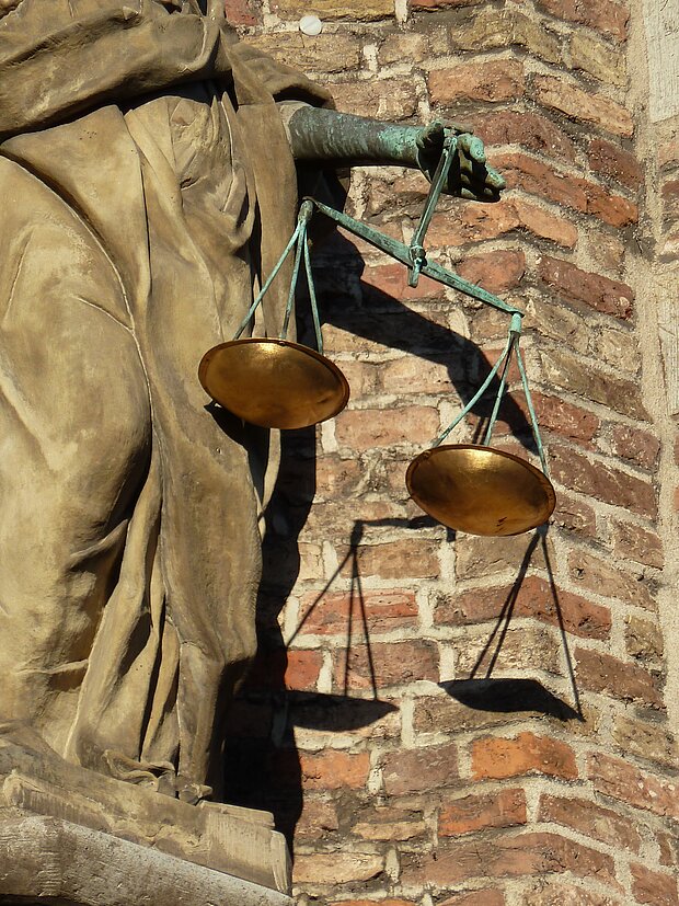 Statue Justitia mit Waage 