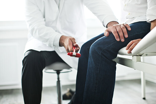 Patient ist beim Arzt und wird untersucht