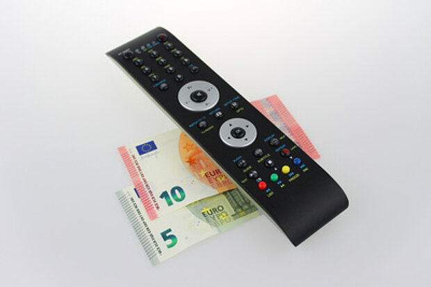 Foto: Fernbedienung auf Geld © Marc Boberach, pixelio.de
