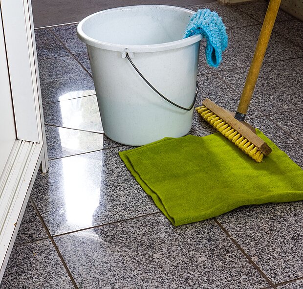 Wischeimer mit Schrubber und Lappen