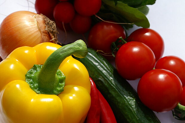 Nahaufnahme von Gemüse wie Paprika, Tomaten und Gurken