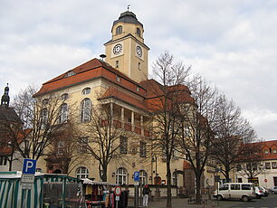 Rathausgebäude einer kleinen Stadt