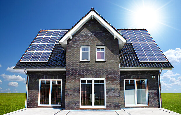 Haus mit Solarpanele auf dem Dach
