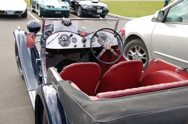 Foto: Innenansicht eines Oldtimers © Astrid Haindl, pixelio.de