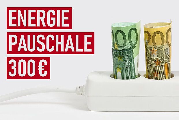 eine Steckdosenleiste mit Euroscheinen und der Aufschrift "Energiepauschale 300 Euro"