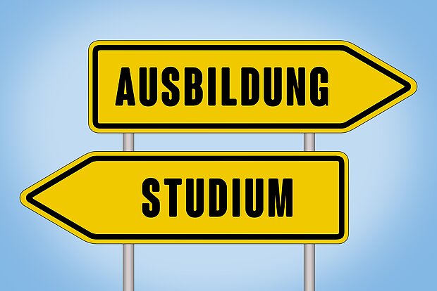 Verkehrsschilder mit Schriftzug Ausbildung und Studium