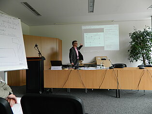 In Workshops erarbeiteten die Teilnehmerinnen und Teilnehmer konstruktive Lösungsansätze für bürgerfreundliche Behördensprache. In Workshops erarbeiteten die Teilnehmerinnen und Teilnehmer konstruktive Lösungsansätze für bürgerfreundliche Behördensprache.