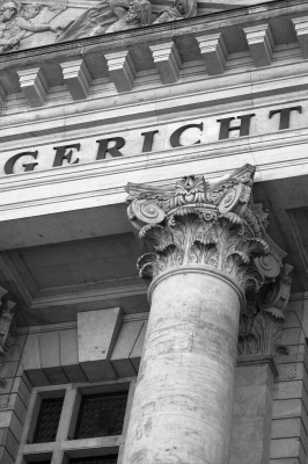 Foto: at law © Michael Grabscheit, pixelio.de