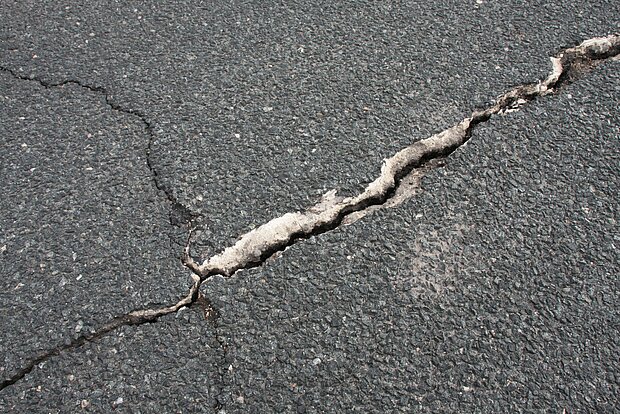 Riss in Asphaltdecke 