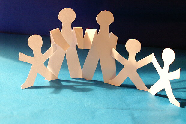 aus Papier ausgeschnittene Familie mit drei Kindern