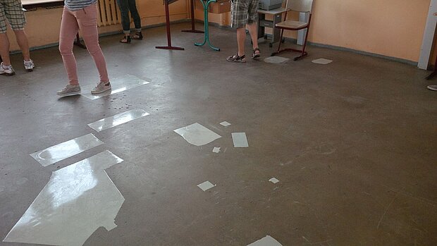 Foto: Elternschaft der Schule Fußboden eines Klassenzimmers in schlechtem Zustand