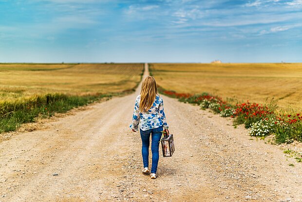 Mädchen allein CC0@pixabay kleines Mädchen läuft allein einen Feldweg entlang