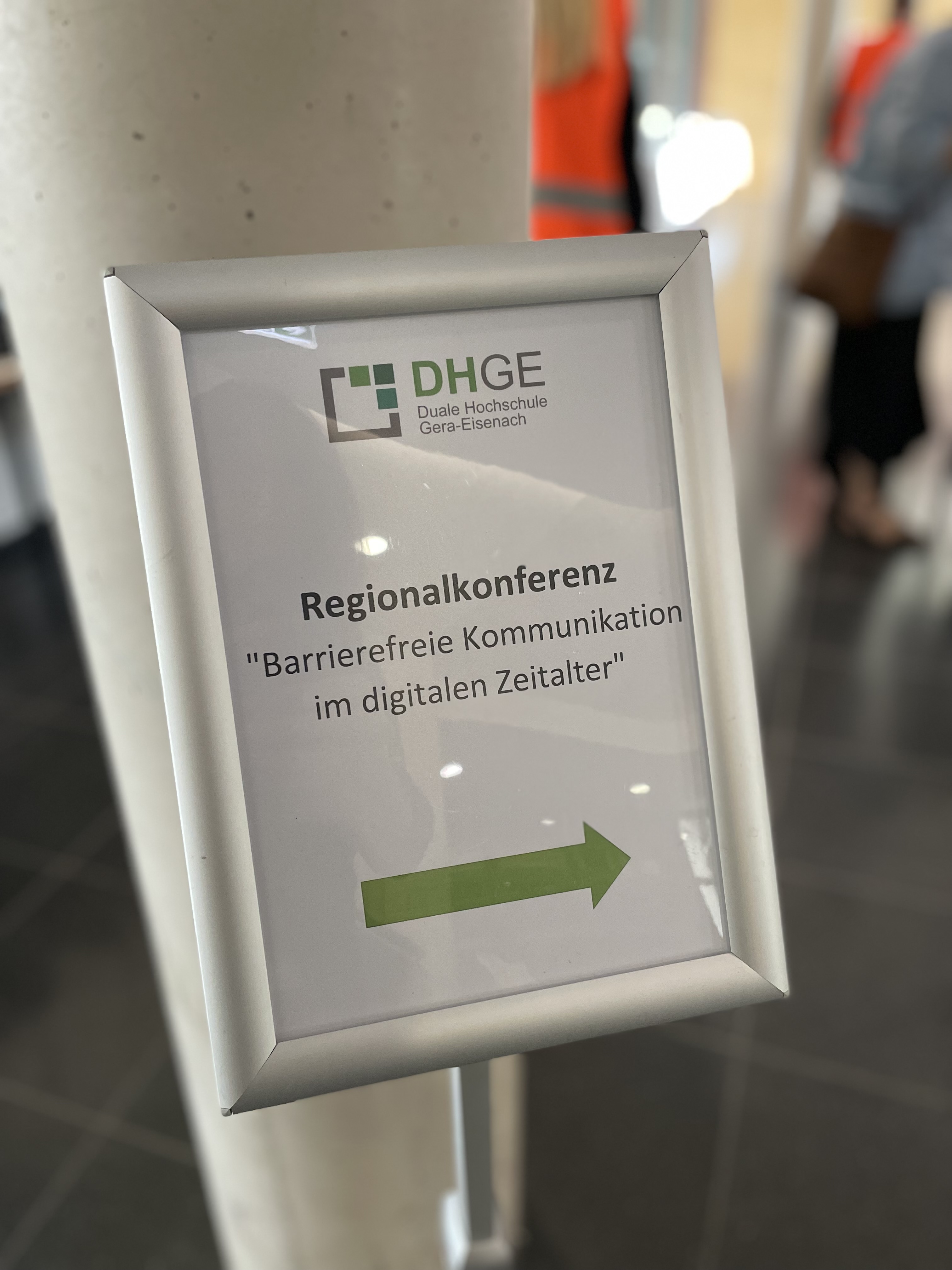 Hinweisschild mit Titel der Veranstaltung