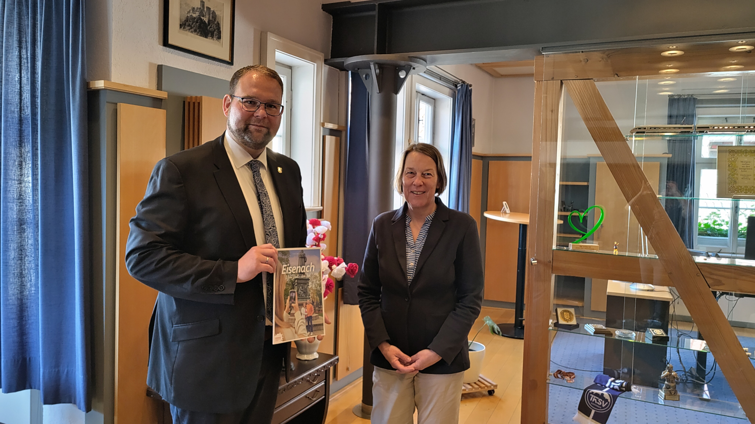 der Oberbürgermeister und Frau Democh stehen im Büro des OB