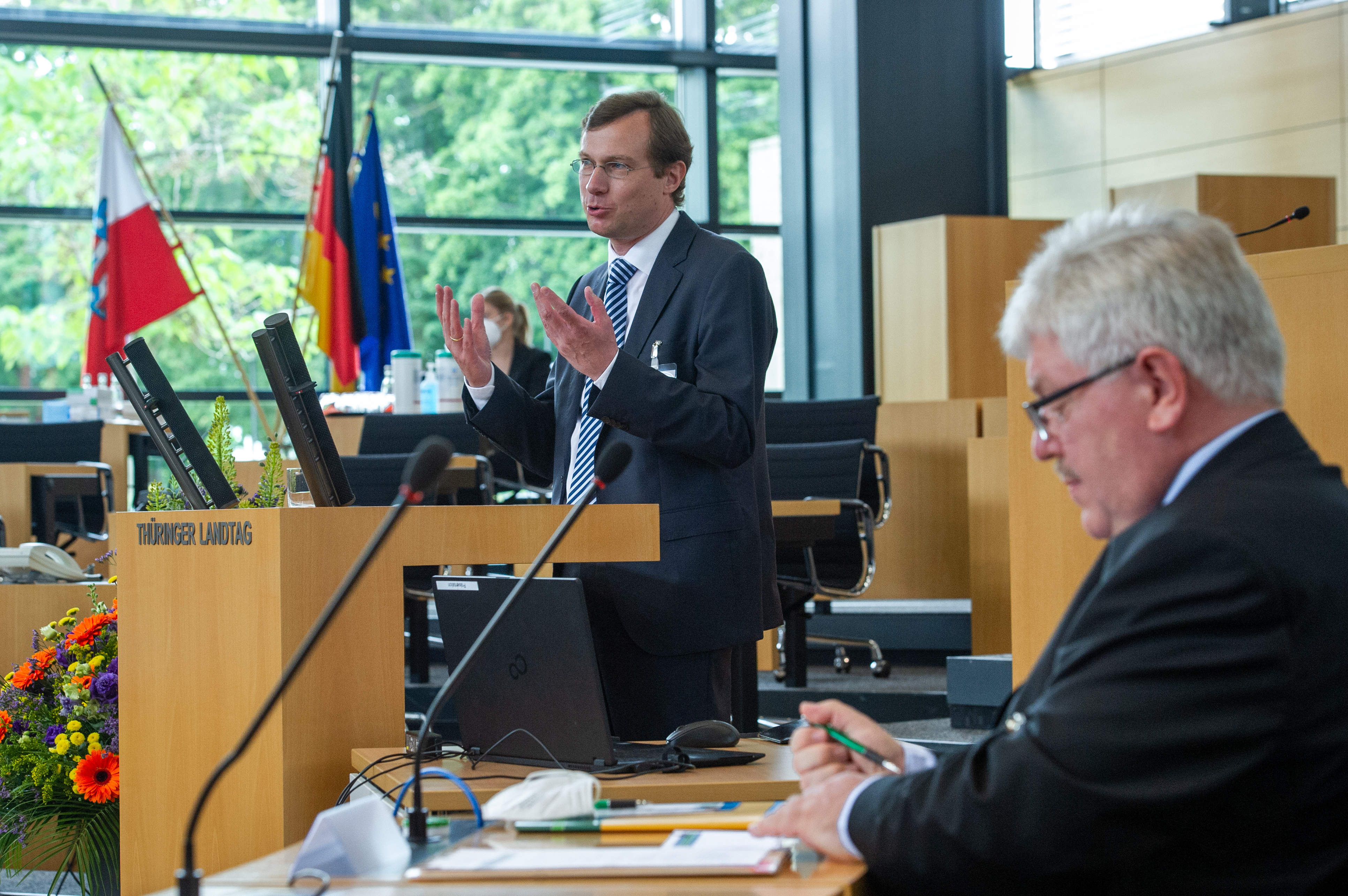 Prof. Dr. Matthias Knauff (li.), Dr. Kurt Herzberg Professor Dr. Knauff am Rednerpult sprechend, Dr. Herzberg sitzend