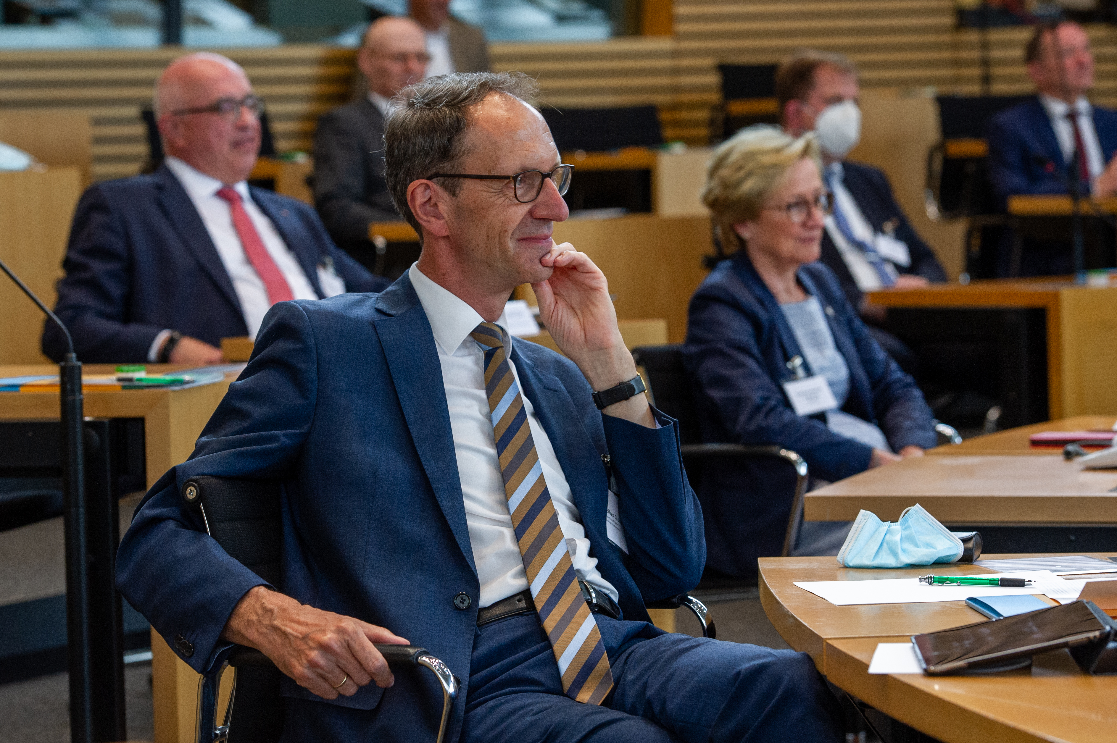 Matthias Crone, Bürgerbeauftragter von Mecklenburg-Vorpommern Matthias Crone, einem Vortrag zuhörend, sitzend im Plenarsaal