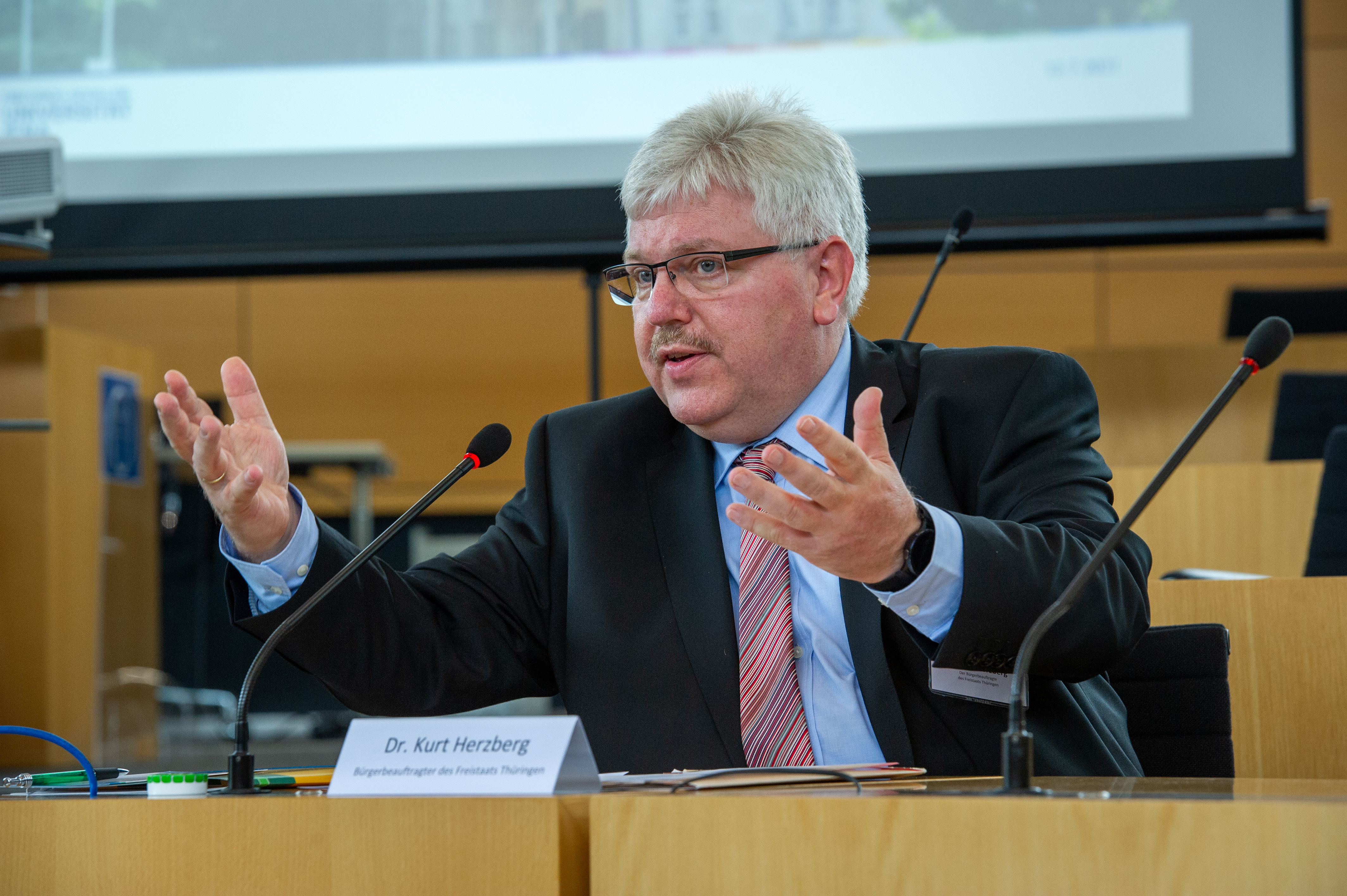 Dr. Kurt Herzberg, Bürgerbeauftragter des Freistaats Thüringen Dr. Kurt Herzberg spricht am Rednerpult im Plenarsaal