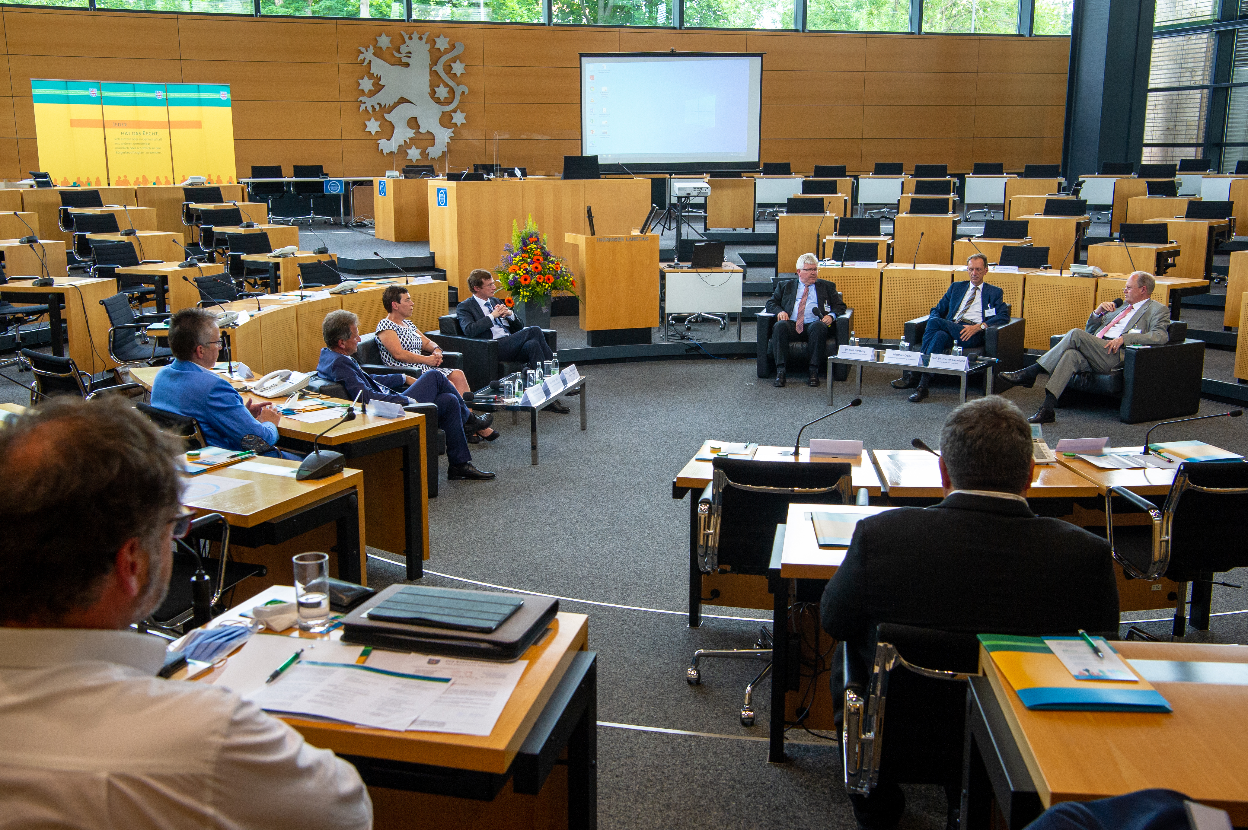 Teilnehmer der Podiumsdiskussion Blick auf die Podiumsdiskussion im Plenarsaal