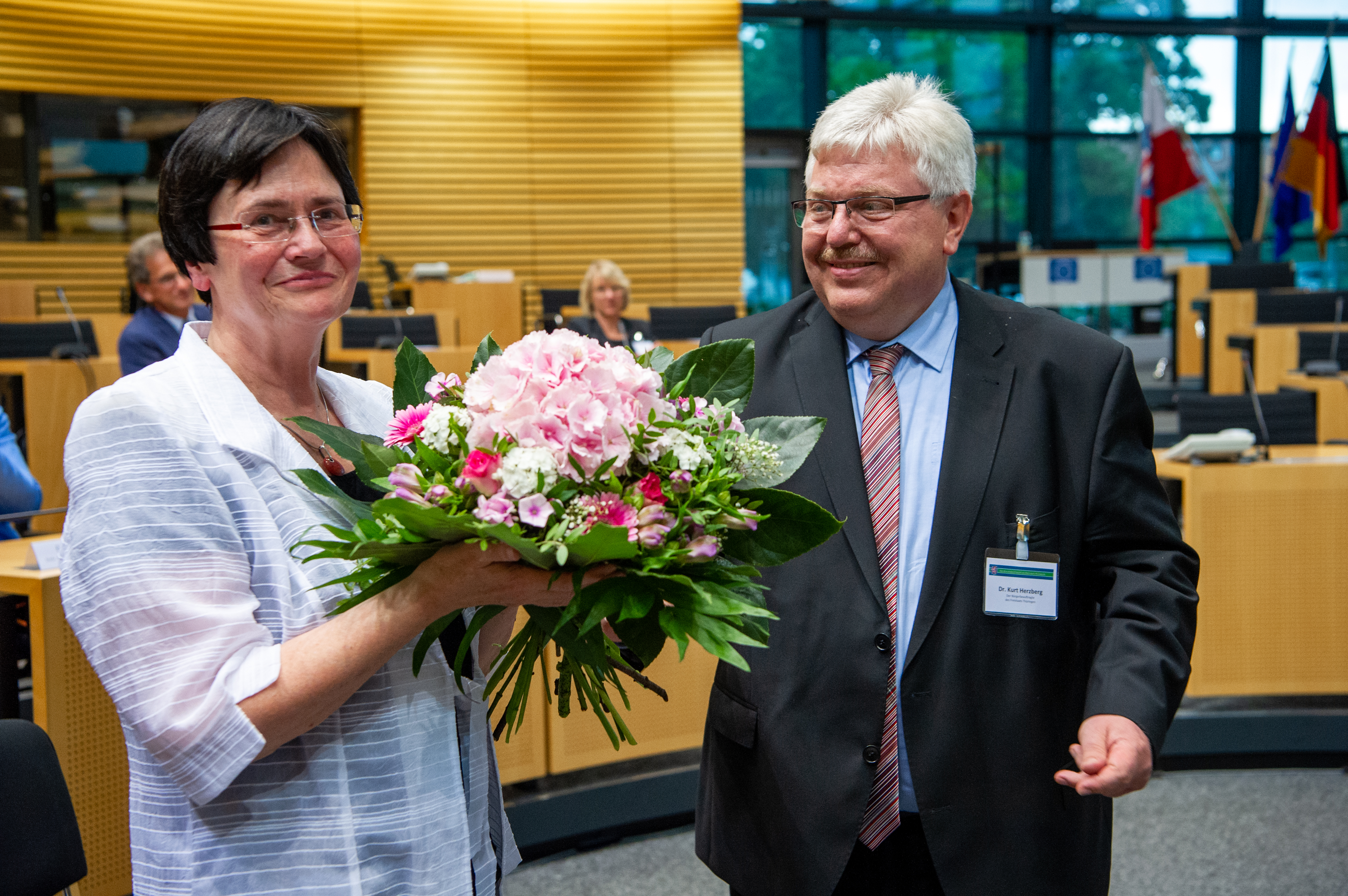 Dr. Herzberg überreicht Frau Christine Lieberknecht einen Blumenstrauß