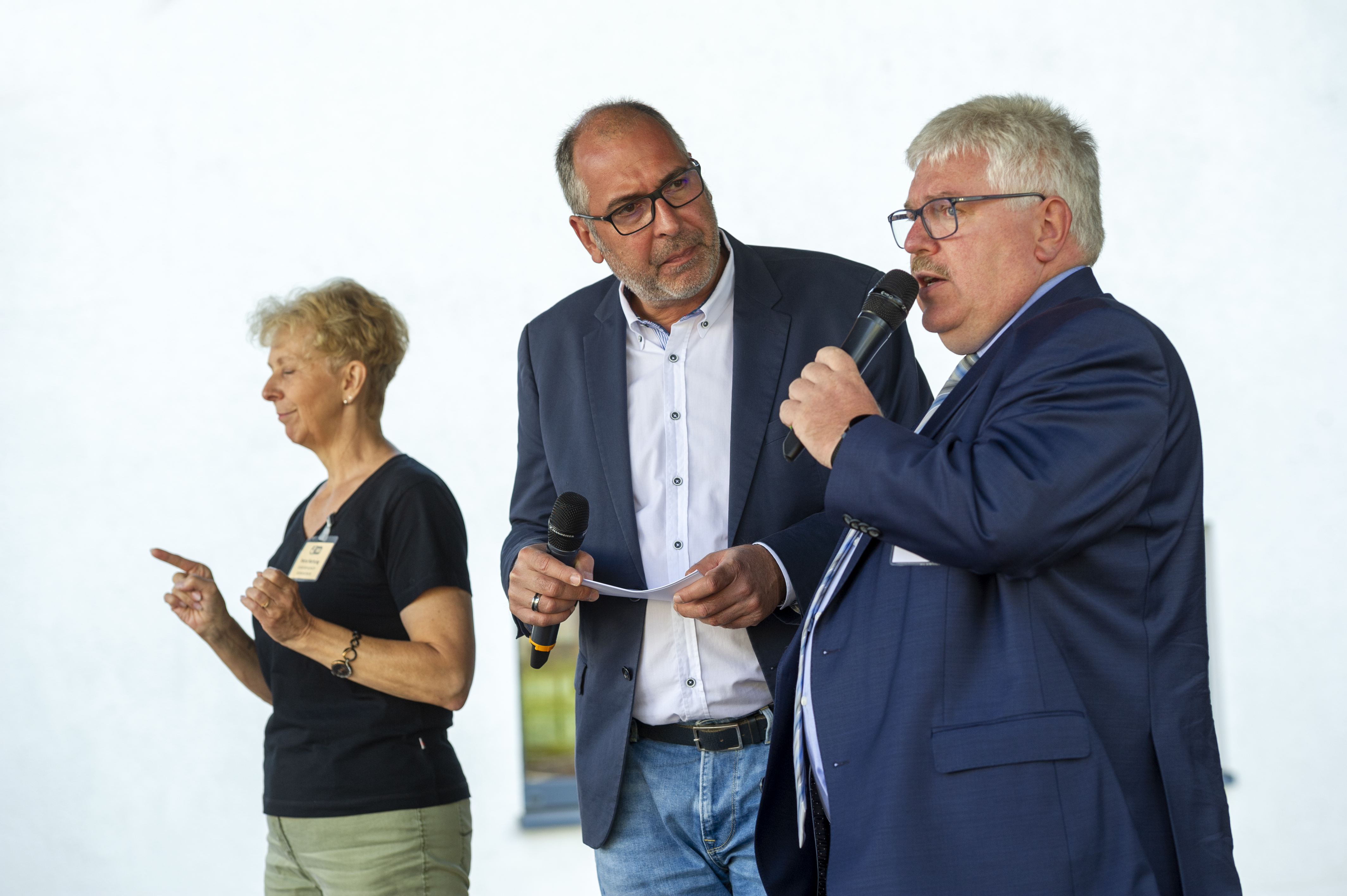 „Was macht eigentlich ein Bürgerbeauftragter?“ Unter dieser Überschrift gab Dr. Herzberg auf der Bühne im Innenhof des Thüringer Landtags Auskunft zu seiner Tätigkeit und beantwortete zahlreiche Fragen des Moderators (Foto: V. Hielscher). Links im Hintergrund: Gebärdendolmetscherin.