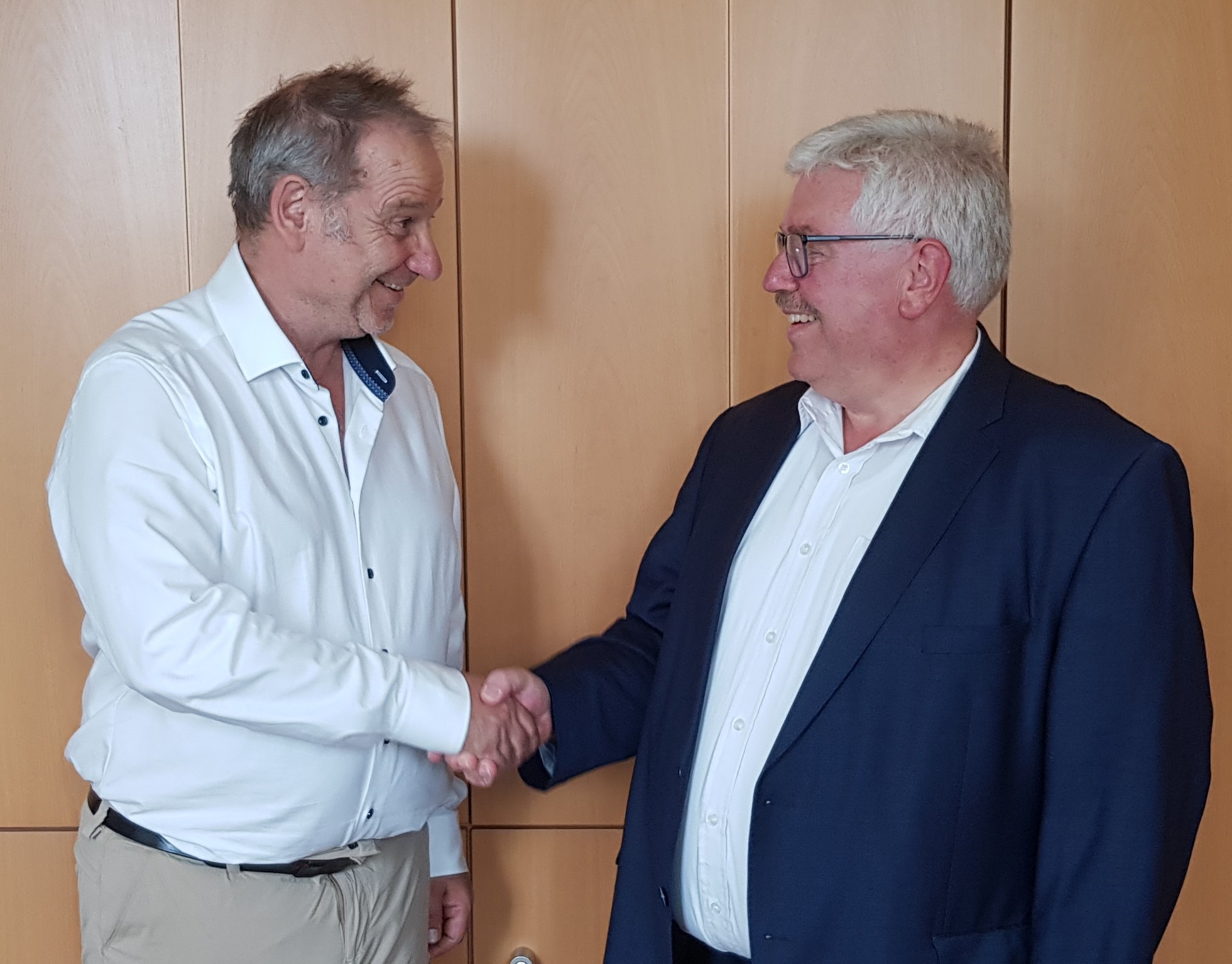 Stengele und Herzberg mit Händedruck