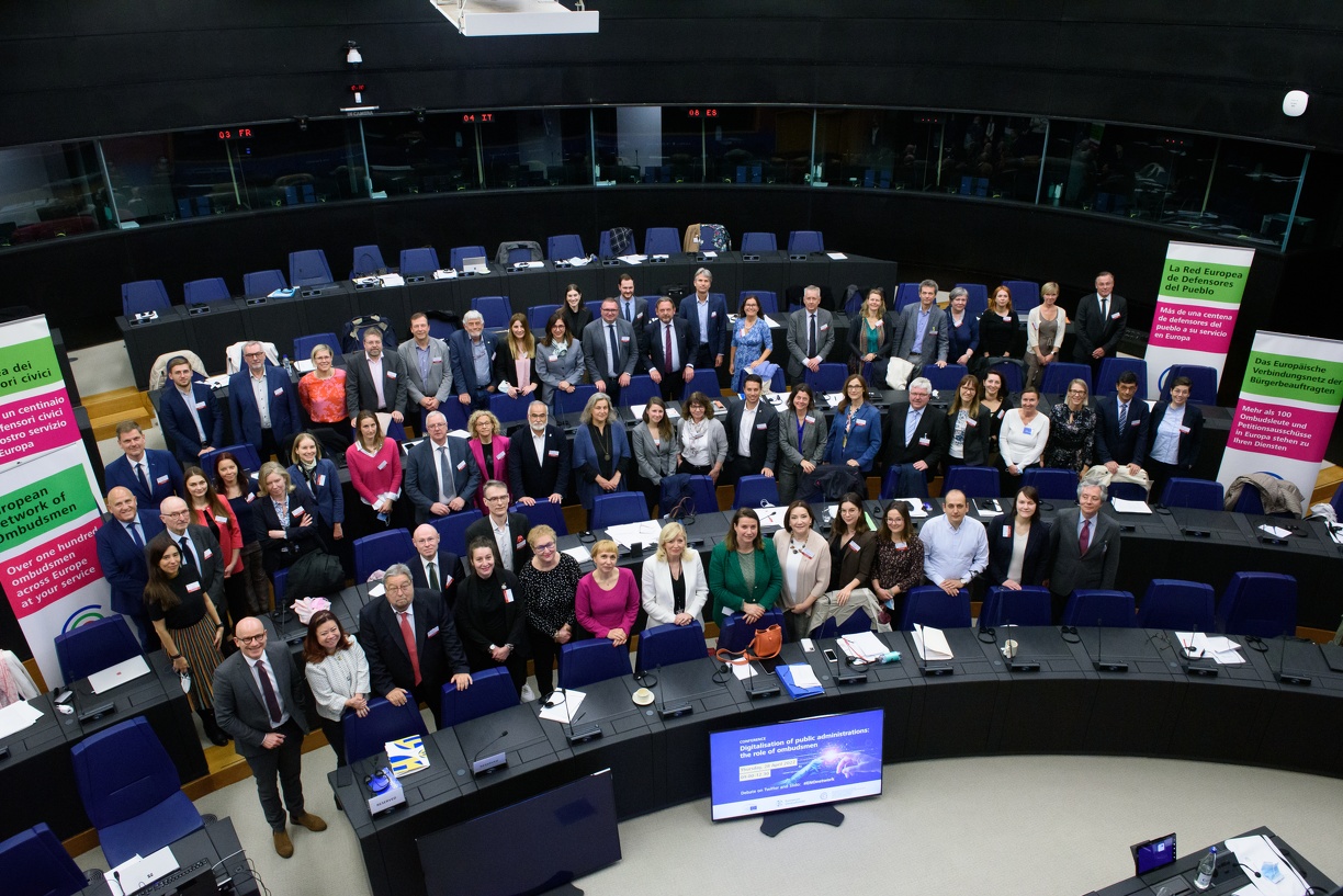 Blick in den Konferenzsaal mit Teilnehmern