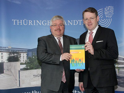 Bürgerbeauftragter Dr. Kurt Herzberg (l.) überreicht seinen Jahresbericht 2015 an den Präsidenten des Thüringer Landtags, Christian Carius. Bürgerbeauftragter Dr. Kurt Herzberg (l.) überreicht seinen Jahresbericht 2015 an den Präsidenten des Thüringer Landtags, Christian Carius.