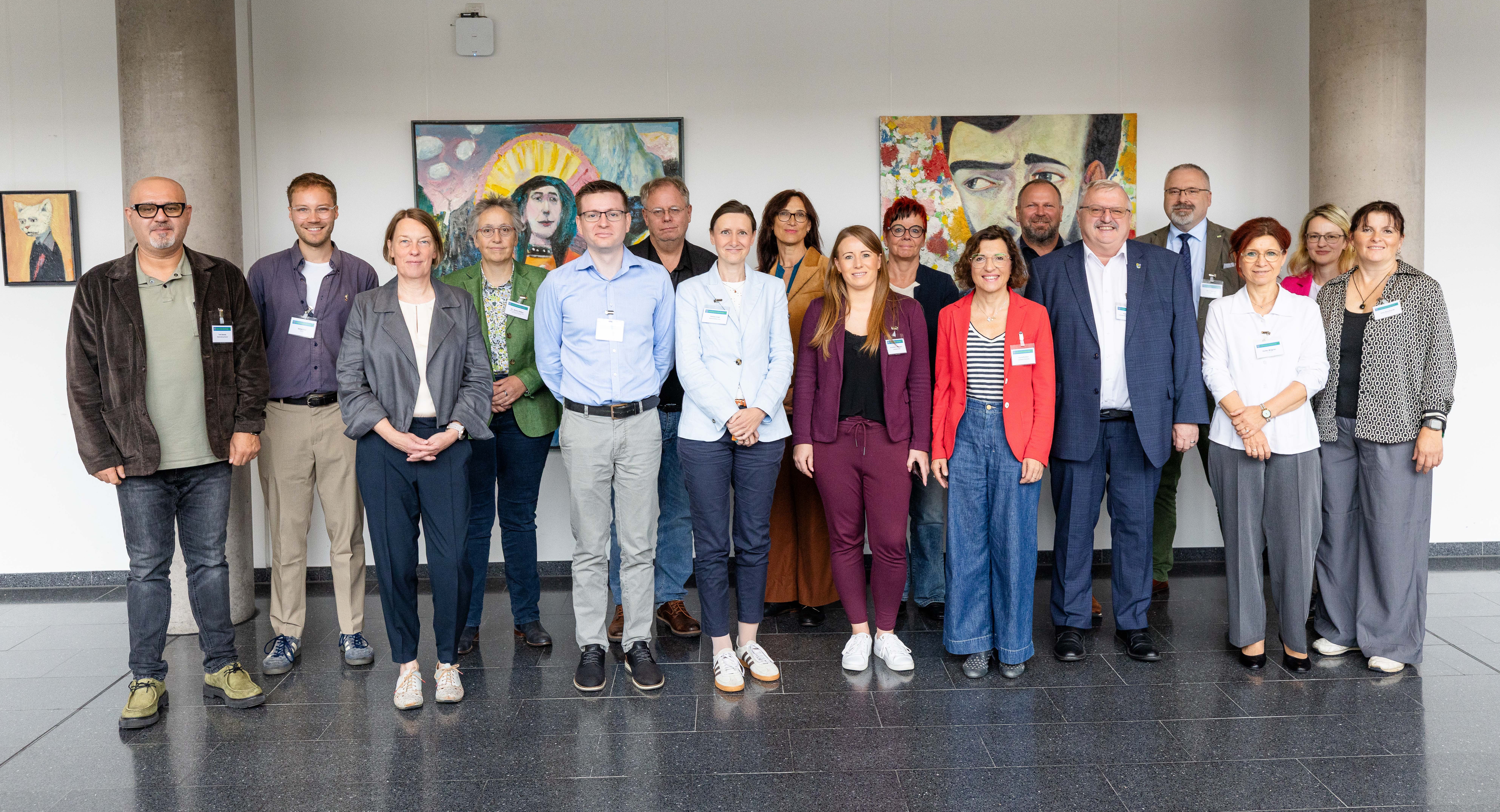 Gruppenfoto der Teilnehmer im Flur des Landtaggebäudes vor Gemälden an der Wand 